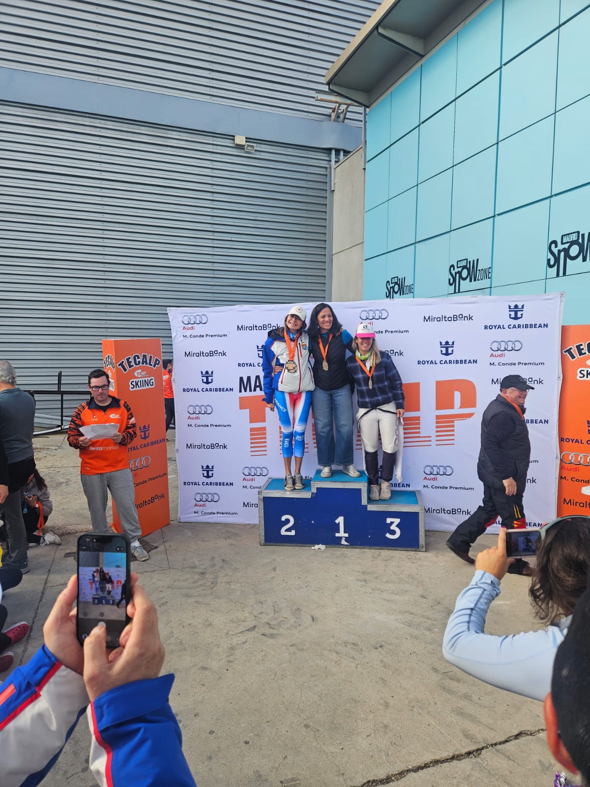 Celebración en el pódium - Club Alpino Andaluz